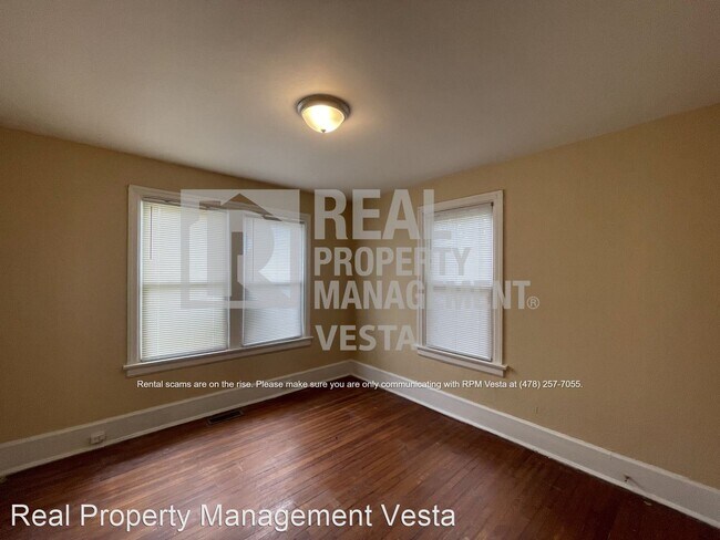 Building Photo - 4 br, 2 bath House - 1305 Burton Avenue