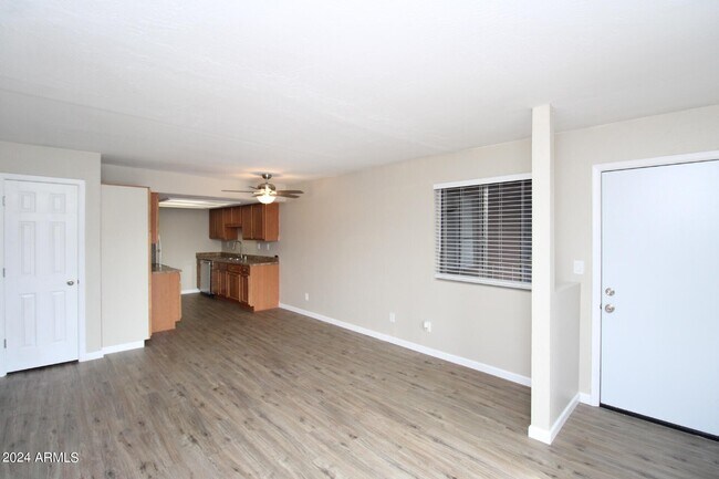 Foto del edificio - 16602 N 25th St