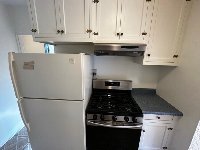 Building Photo - 3758 Colonial Ave