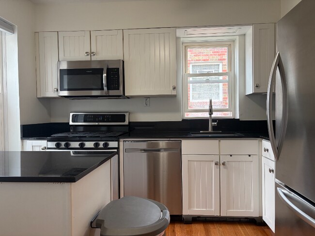 Foto del edificio - 5665 Pernod Ave