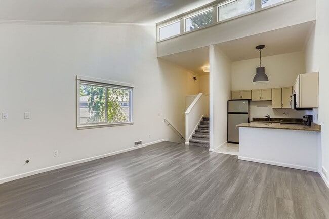Building Photo - Large 2 Bed/2 Bath Upper Level Unit With V...