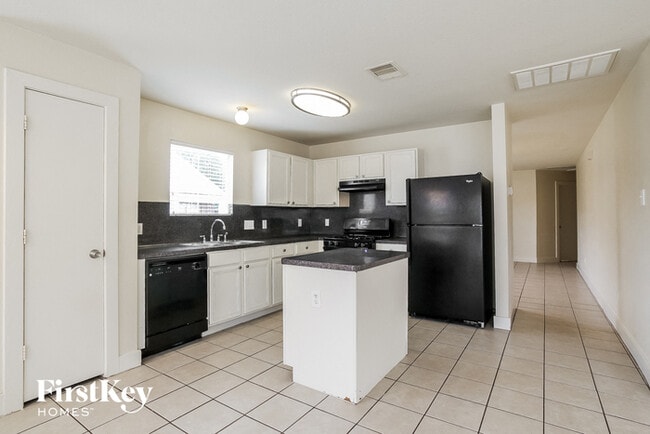 Building Photo - 20830 Settlers Lake Cir N