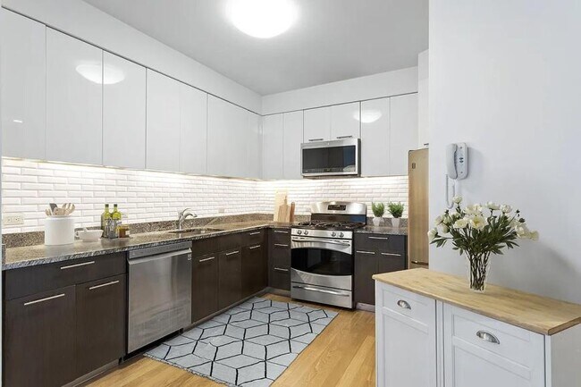 Foto del edificio - 3 bedroom in Brooklyn NY 11217
