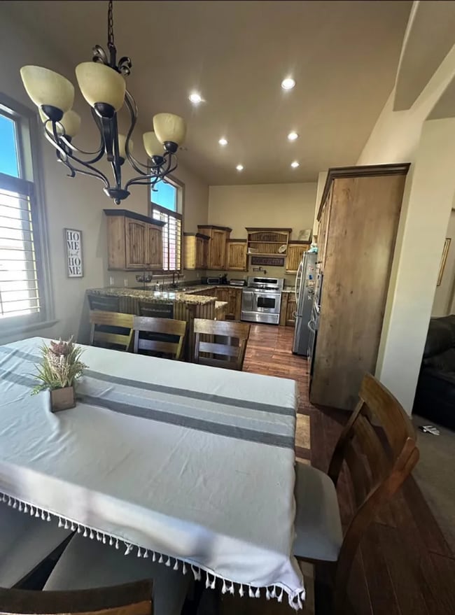 Building Photo - 6 Bed/3.5 Bathroom house in Herriman
