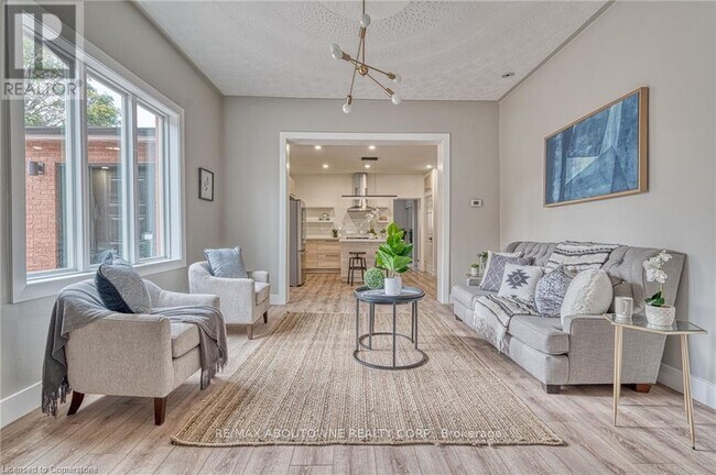 Building Photo - 43 Crooks St