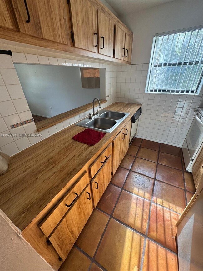 Building Photo - 6031 Shaker Wood Cir