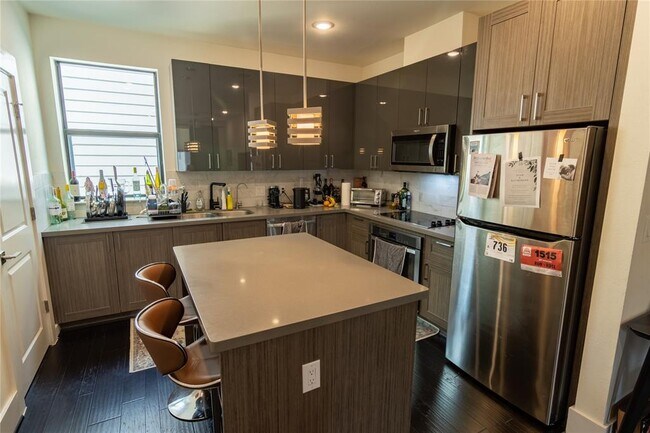 Foto del edificio - 2401 Crawford St