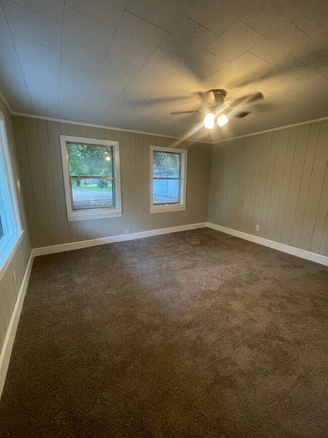 Building Photo - NEWLY REMODELED! ELBA!