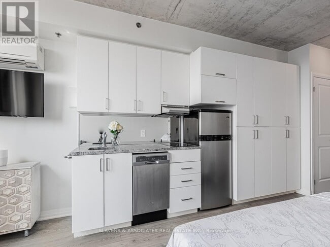 Building Photo - 1900 Simcoe St N