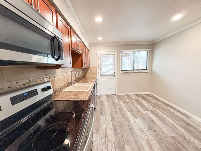 Building Photo - 515 E Dunbar Dr