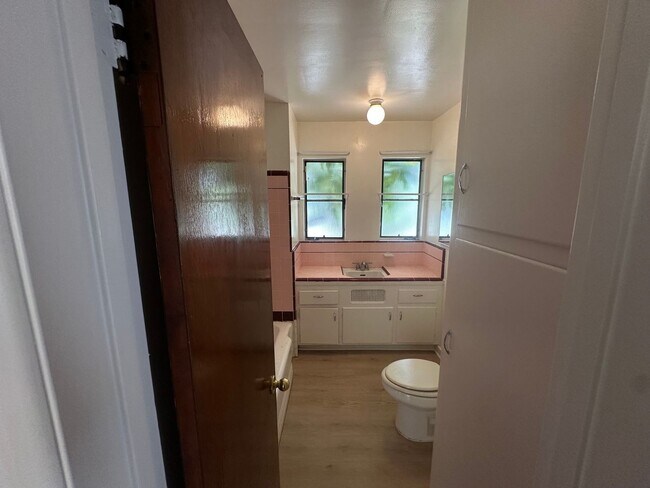 Foto del edificio - Bright 2 Bedroom Duplex in the Heart of Fu...