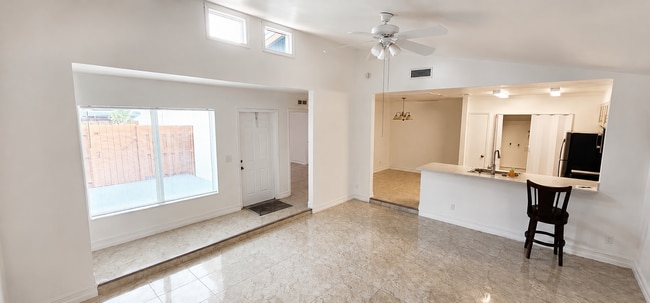 Building Photo - 1016 Manor Dr