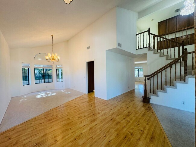 Foto del edificio - Beautifully Remodeled Lang Ranch Home – Steps from Top-Rated School