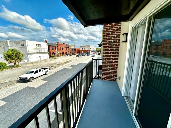 Foto del edificio - 296 N Oak Ave