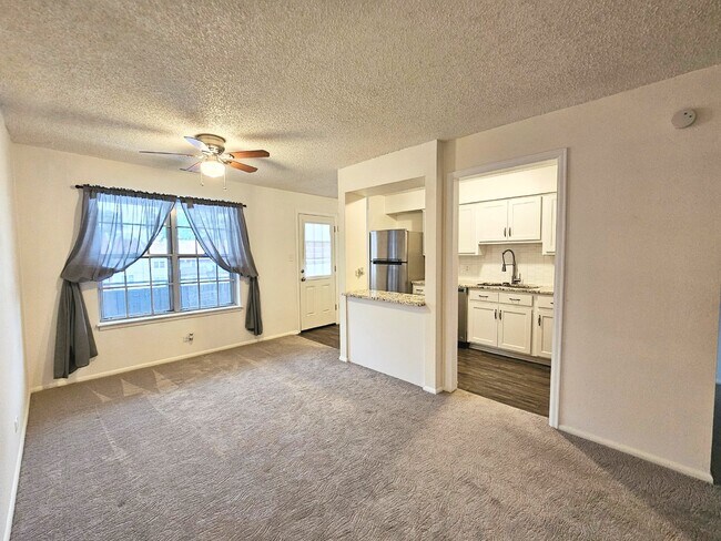 Foto del edificio - "Charming 2-Bed, 2-Bath Condo with Granite...