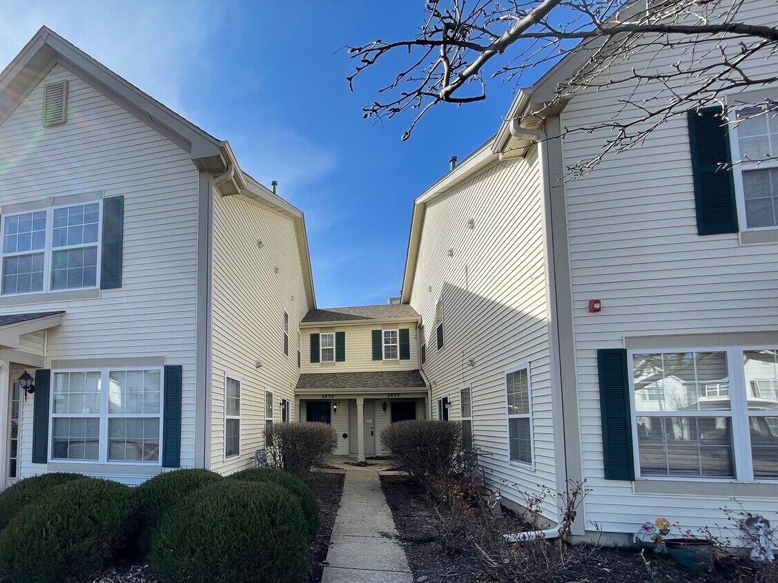 2439 Dickens Dr, Aurora, IL 60503 Condo for Rent in Aurora, IL