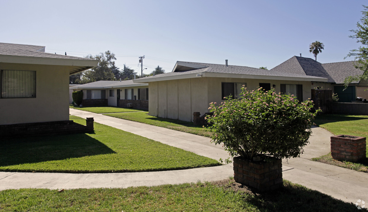 Foto del edificio - 8321-8335 Bennett Ave