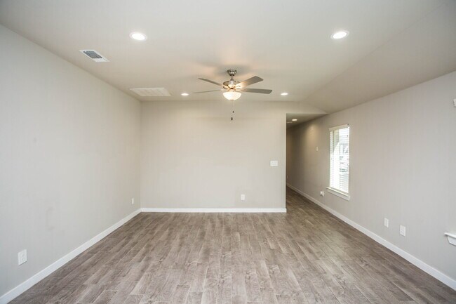 Building Photo - Modern 3/2/2!