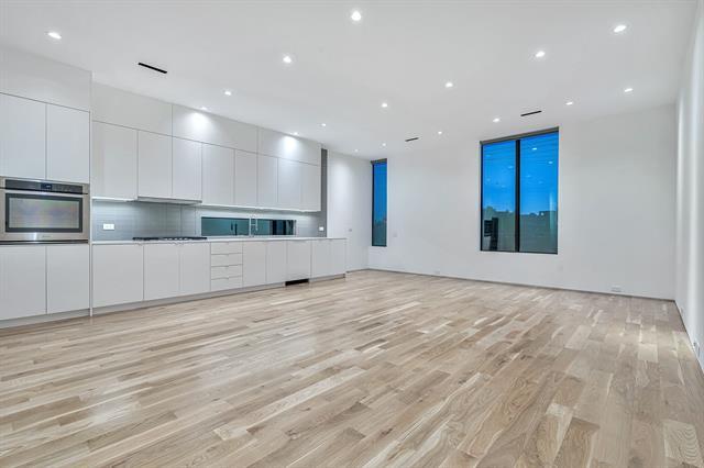 Foto del edificio - 2422 N Carroll Ave