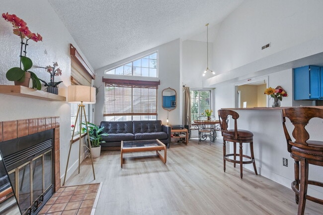 Building Photo - 6076 Gunbarrel Ave