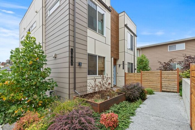 Building Photo - Unique West Seattle Townhome with Air Cond...