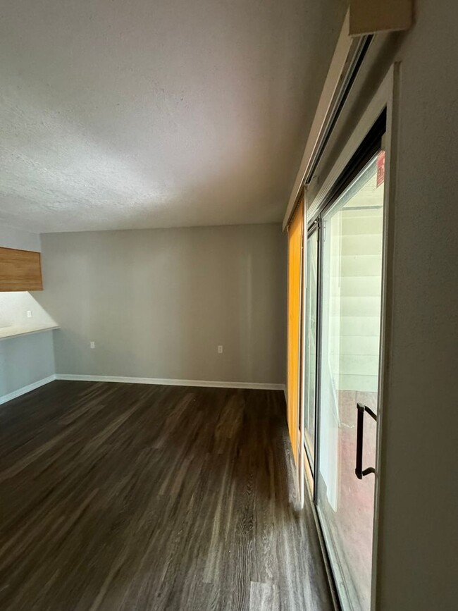 Building Photo - Come See This Beautiful Remodeled 2 Bed 1 ...