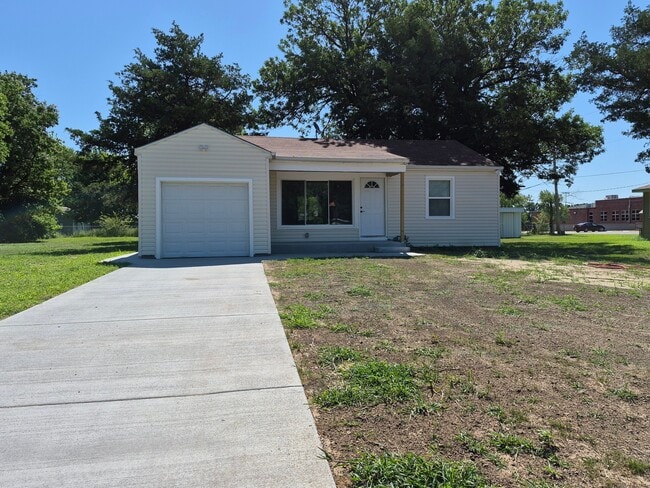 Building Photo - 312 S Rose Hill Rd
