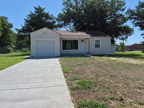 Building Photo - 312 S Rose Hill Rd