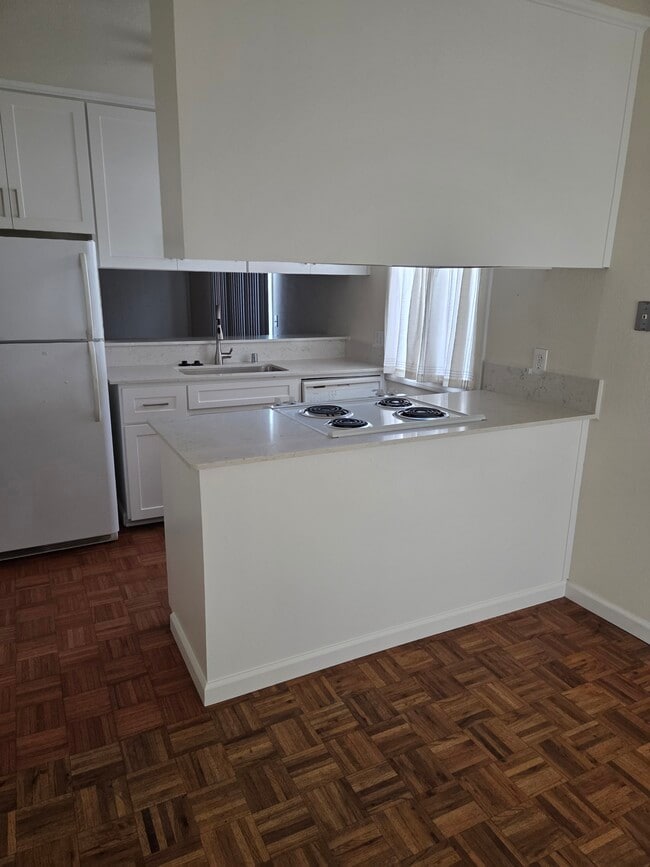 Newly renovated 1 bdrm apt in perfect down town location. W/D on site, small patio, gas log firepla - 718 13th St
