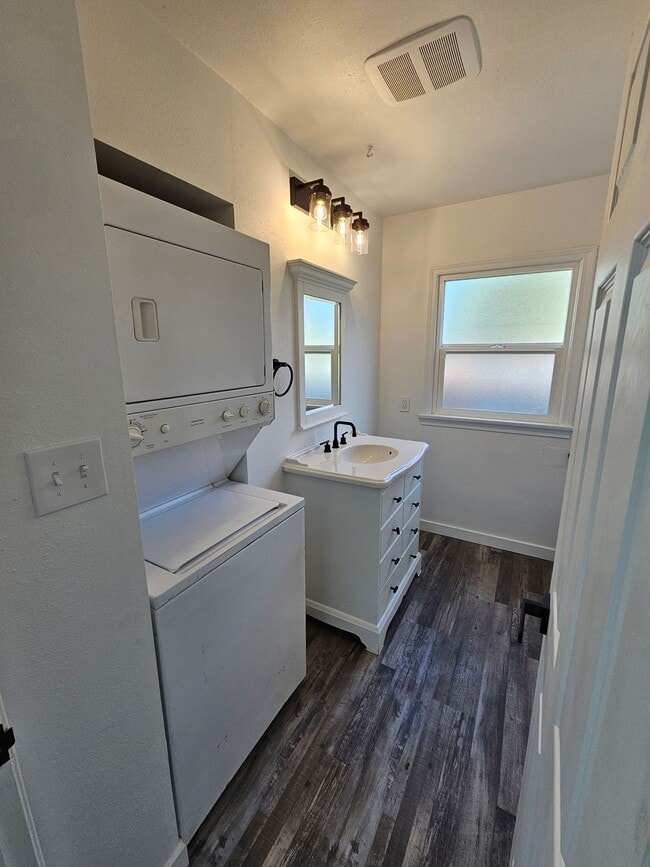 Building Photo - Room #4 for rent in 5 Bedroom House near U...
