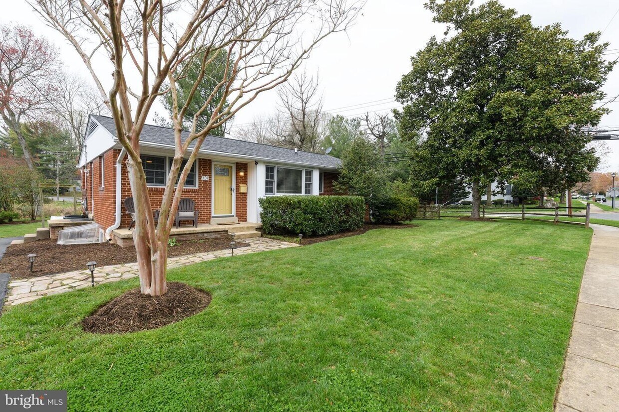 401 Moorefield Rd SW, Vienna, VA 22180 House Rental in Vienna, VA