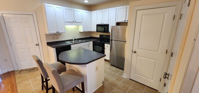 Foto del edificio - Townhome convenient to Hanes Mall Blvd and...