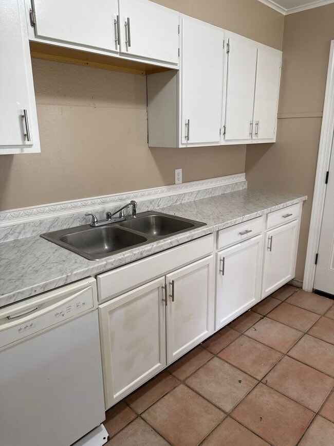 Building Photo - Country and City Side Home