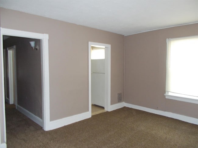 Building Photo - 304 N Pavilion Ave