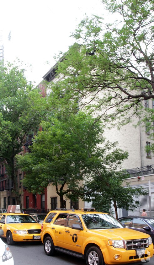 Building Photo - 345 E 92nd St