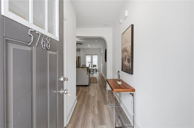 Foto del edificio - 5768 Calle Vis Dr