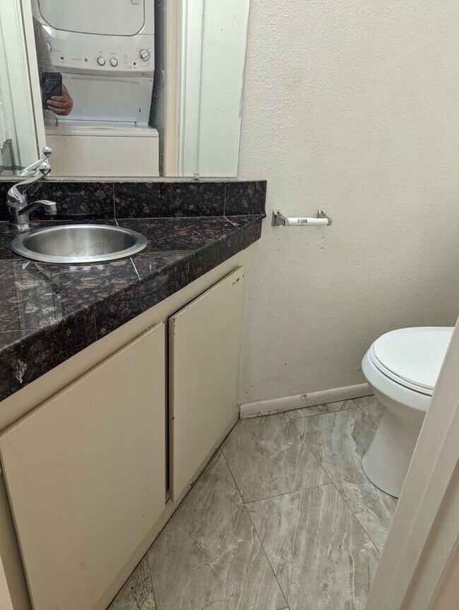 Foto del edificio - MOVE IN READY!!! TOWNHOME!! 2 BEDROOMS 2.5...