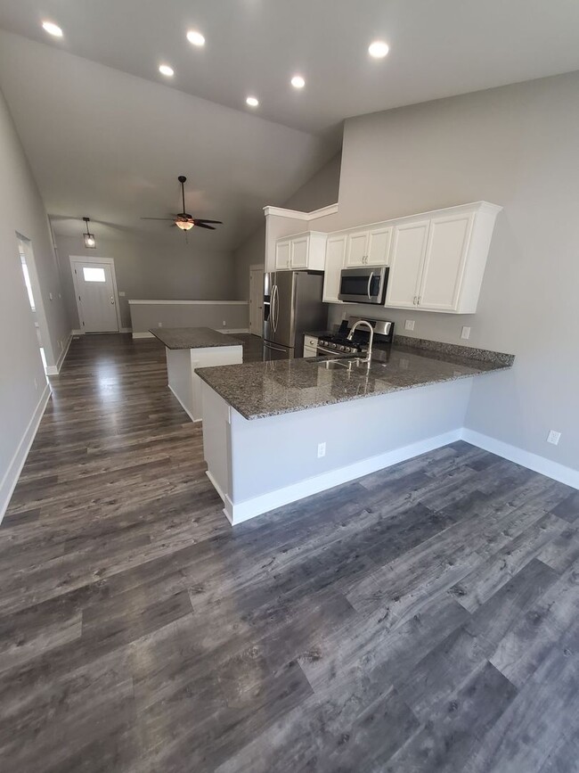 Foto del edificio - Single Family Home - Available Today!