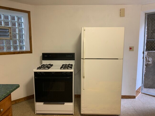 Kitchen Appliances - 2844 W Dickens Ave