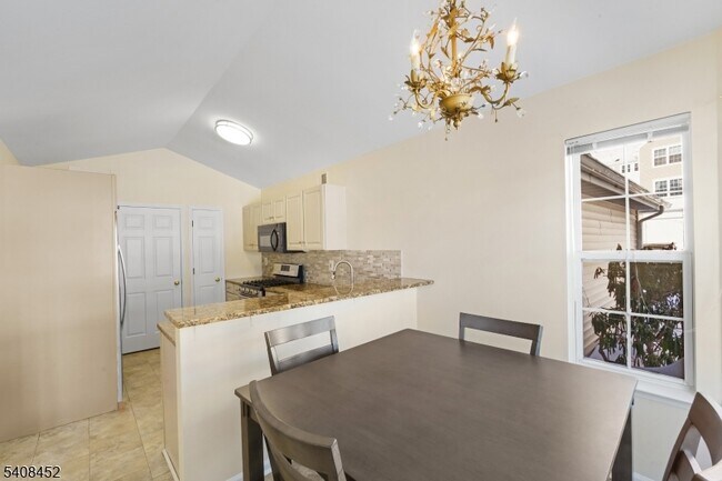 Building Photo - 12 Woodmont Dr