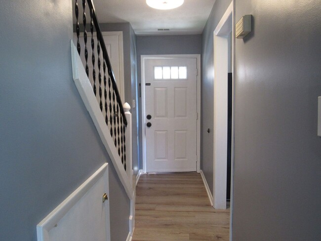 Building Photo - Two Bedroom Townhouse Style Condo