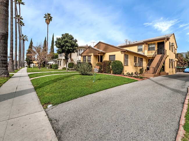 triplex units - 805 W Glenoaks Blvd