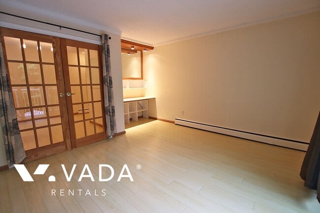 Building Photo - Sussex Square 1 Bedroom Apartment For Rent...