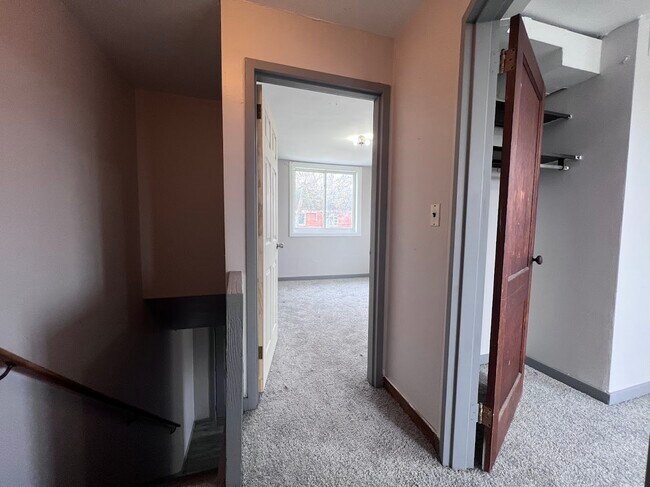 Foto del edificio - 4501 Bataan Ave