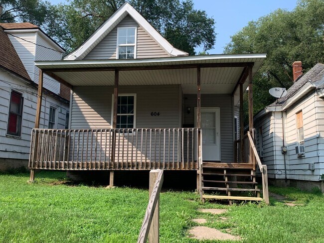 Building Photo - 4 Bedroom 2 Bathroom Home