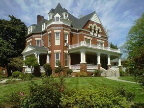 Building Photo - 1415 Laurel Ave