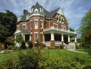 Building Photo - 1415 Laurel Ave