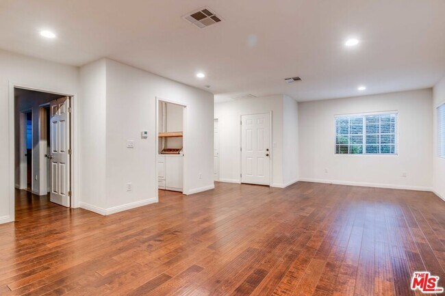 Foto del edificio - 4848 Oakwood Ave