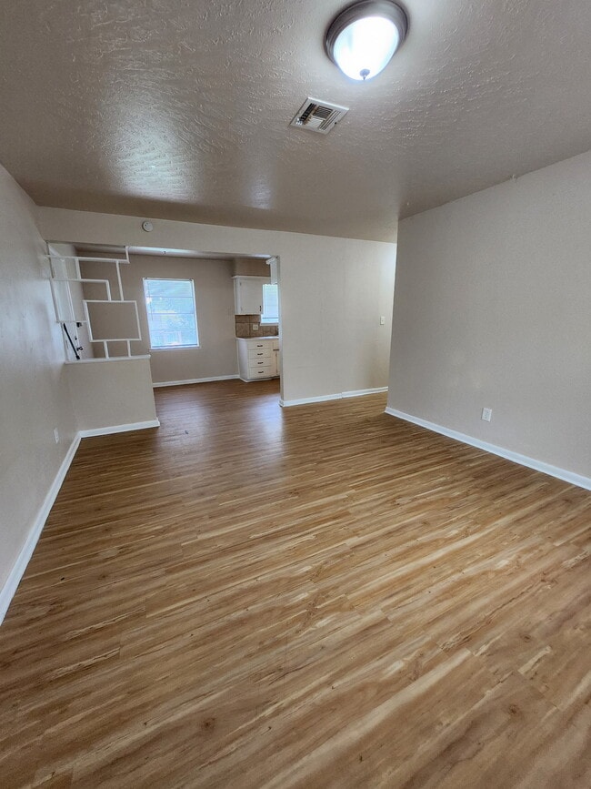 Building Photo - 729 Hedge Dr