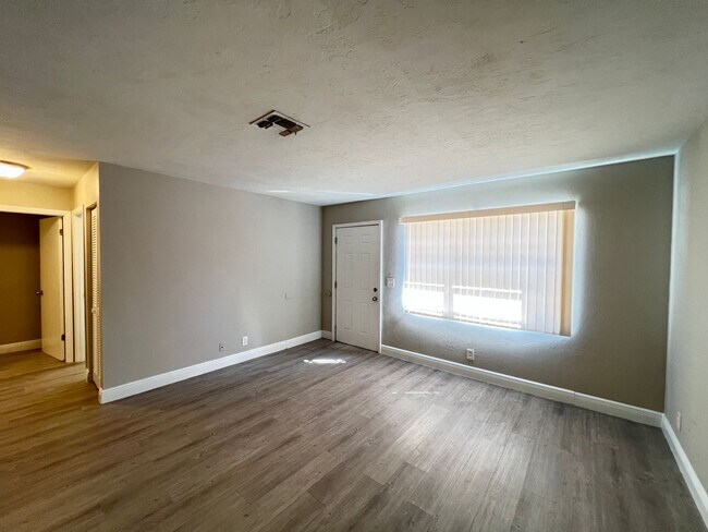Building Photo - Charming Renovated 2 Bedroom, 1 Bathroom Home in Prime Ocala Location! Lawn Care Included!!